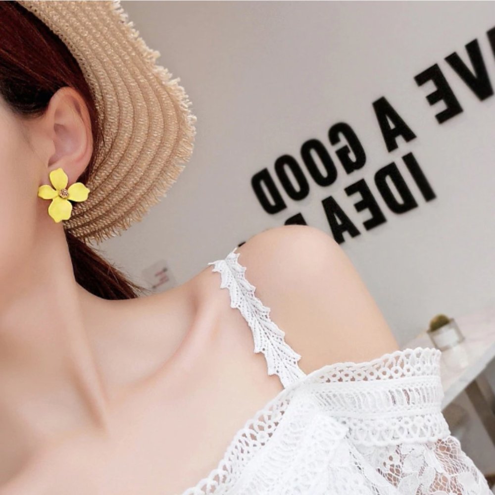 “Riya” Adorable Daisy Gold Floral Stud Earring - Picture 2 of 11